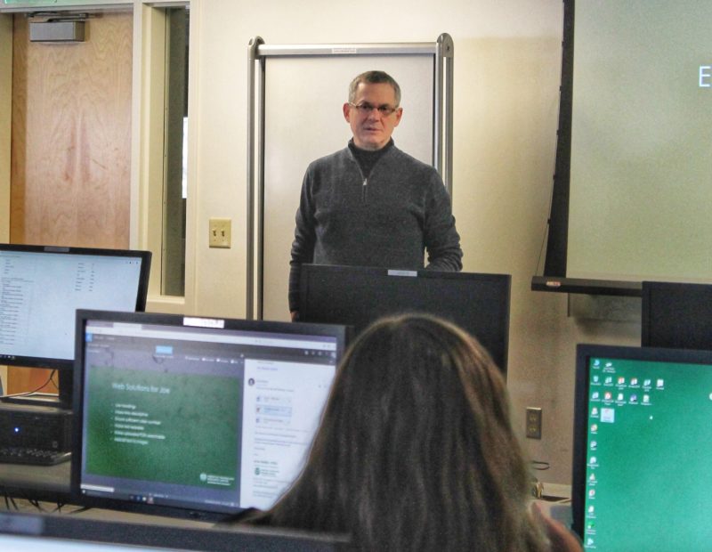 Electronic accessibility training in a computer lab