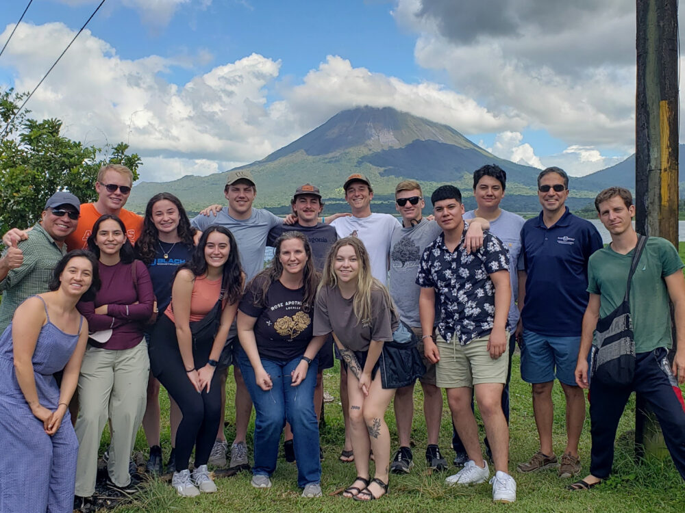 Group of students and 2 faculty members in Costa Rica 2022