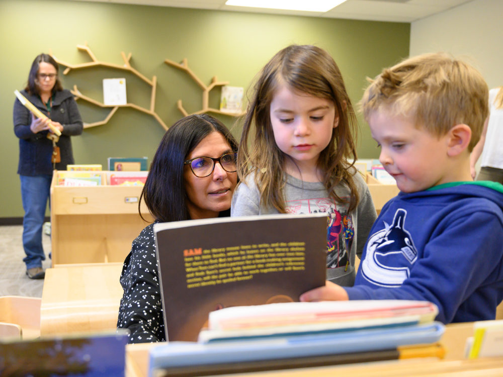 Karen Rattenborg with children in the new library