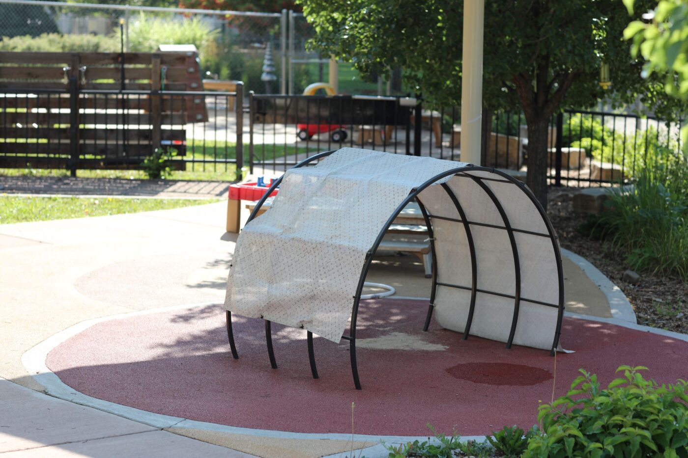 Play area with a rounded tent tunnel