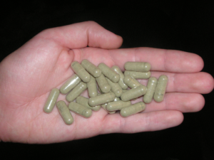 Kratom in capsule form. Photo by: Wikimedia Commons