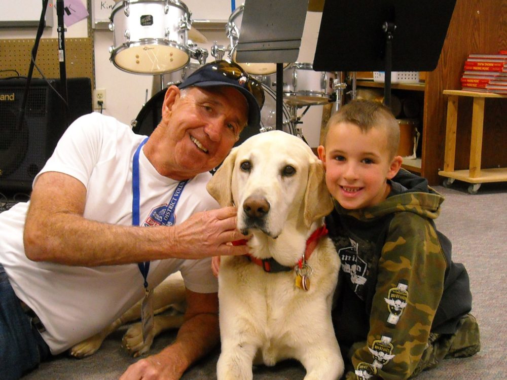 colorado state university human-animal bond in colorado center volunteer therapy dog team with elementary school student