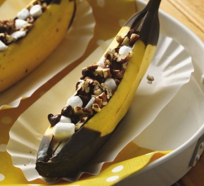 Roasted banana with chocolate and marshmallows