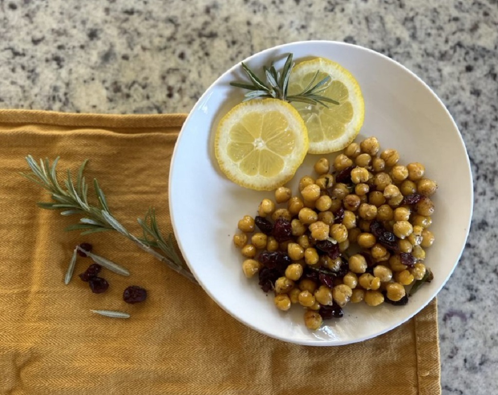 Roasted chickpeas with rosemary, cranberries and lemon slices