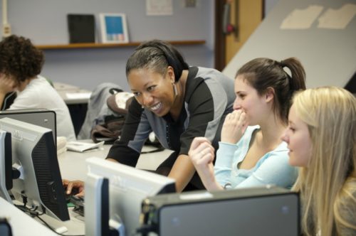 Eulanda teaching students at a computer